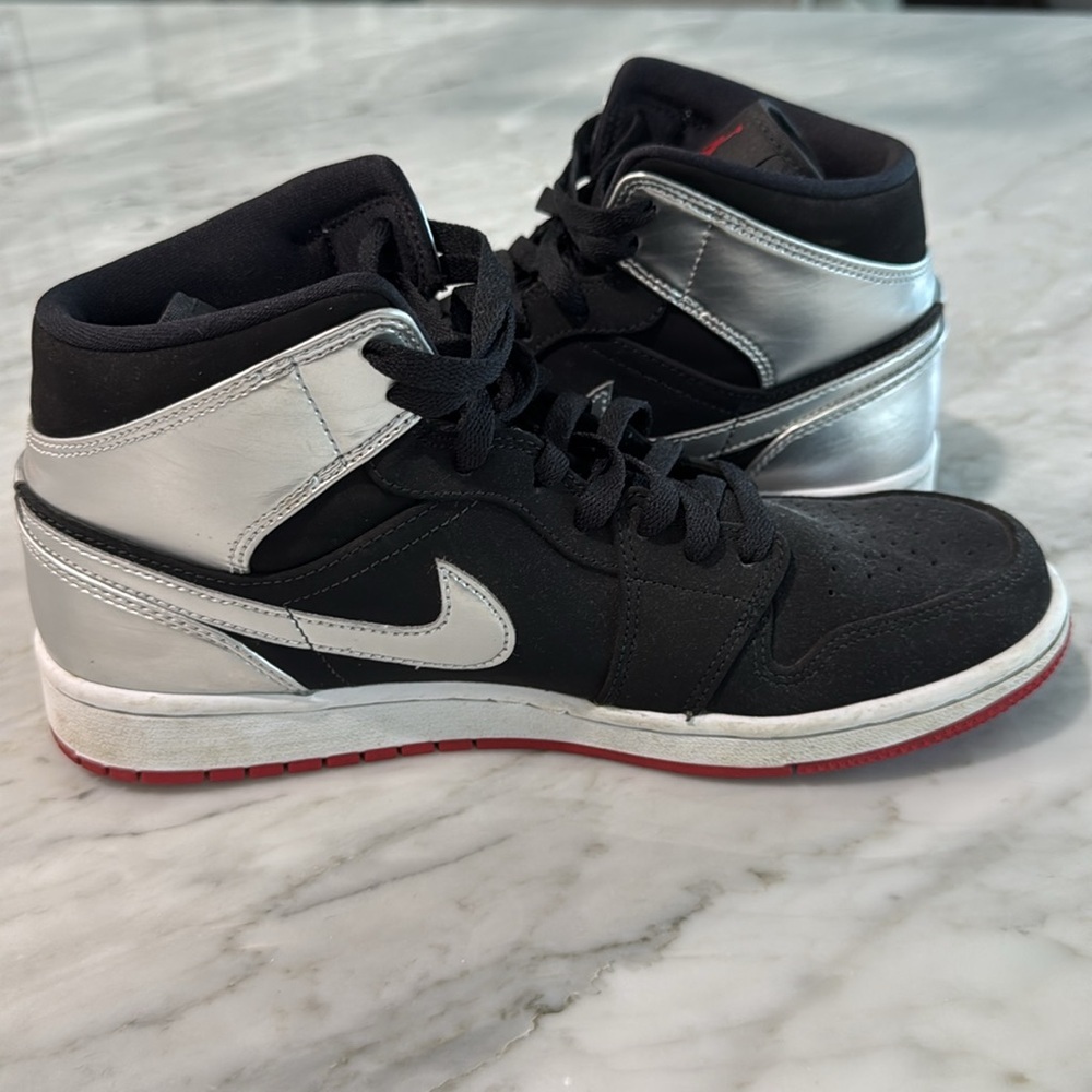 Nike Jordan 1 Mid - Picture 6 of 10